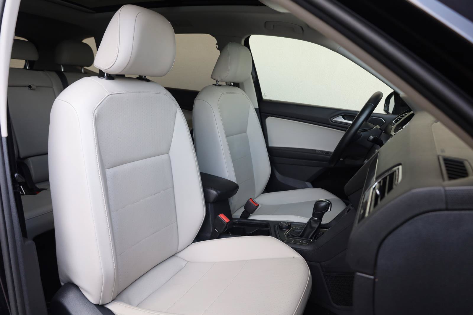 Used 2018 Volkswagen Tiguan SEL AWD/4WD image 27