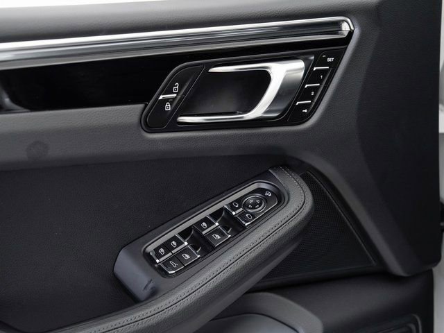 Certified 2025 Porsche Macan image 8