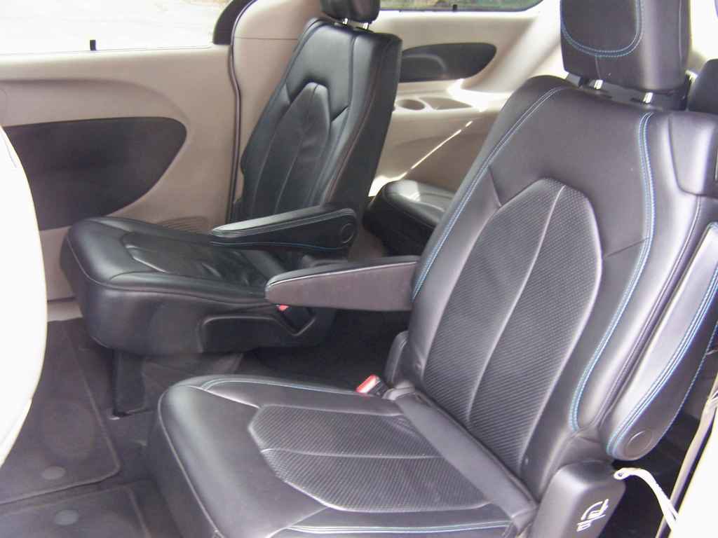 Used 2021 Chrysler Pacifica Touring-L FWD image 8