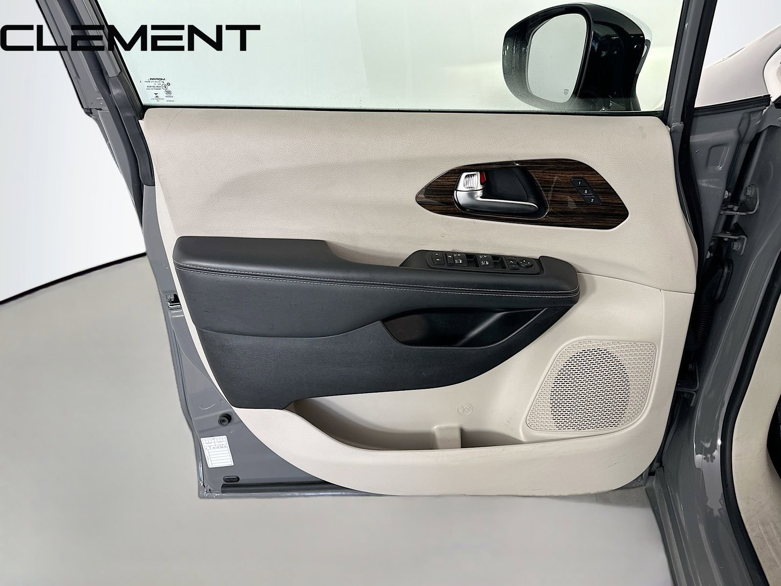 Used 2023 Chrysler Pacifica Limited image 28