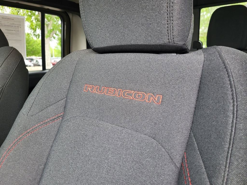 Used 2025 Jeep Gladiator Rubicon w/ Convenience Group AWD/4WD image 17