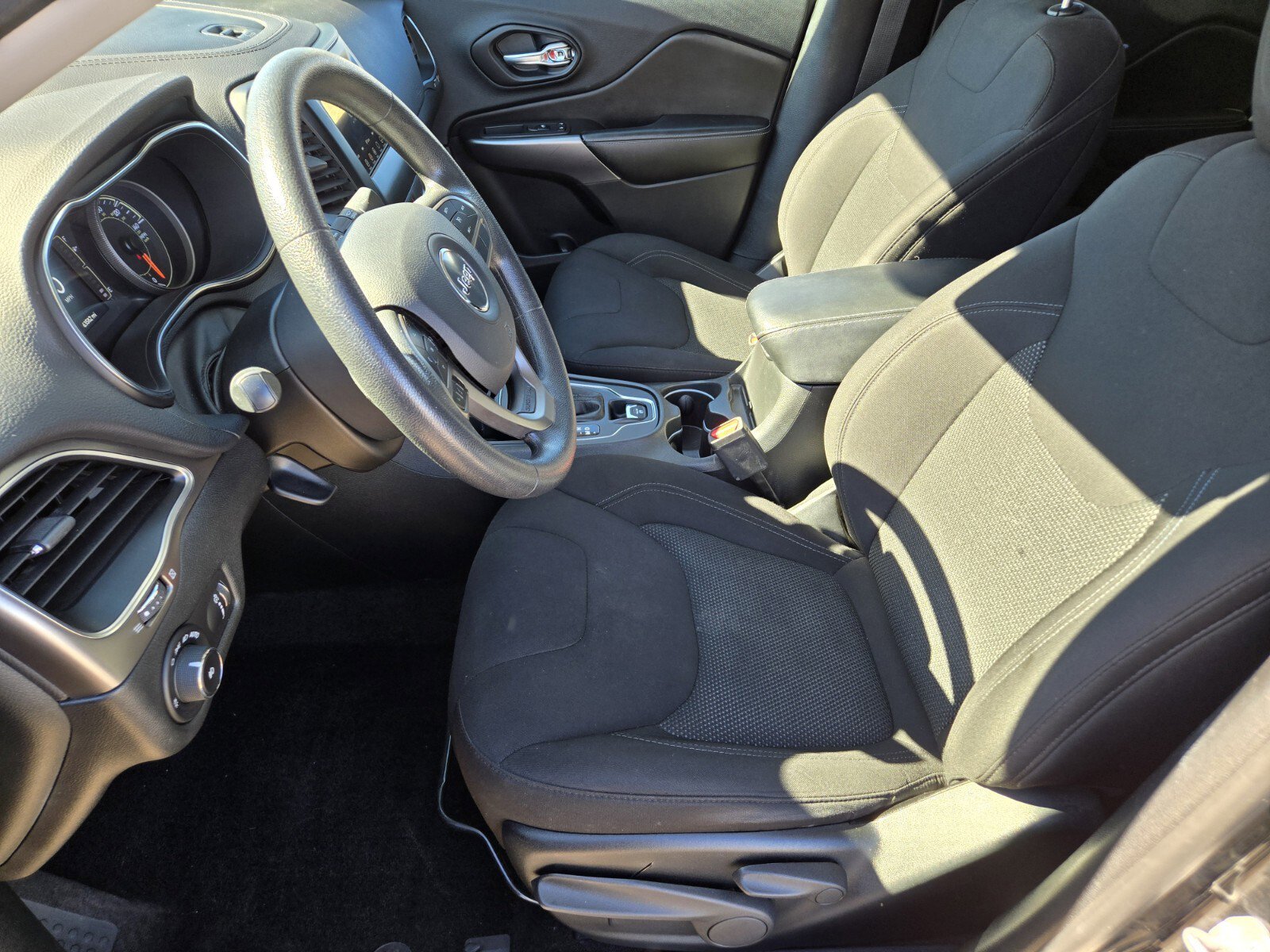 Used 2019 Jeep Cherokee Latitude w/ Popular Appearance Group FWD image 10
