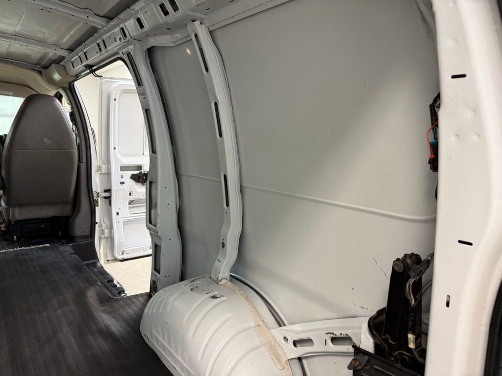 Used 2015 Chevrolet Express 2500 RWD image 18