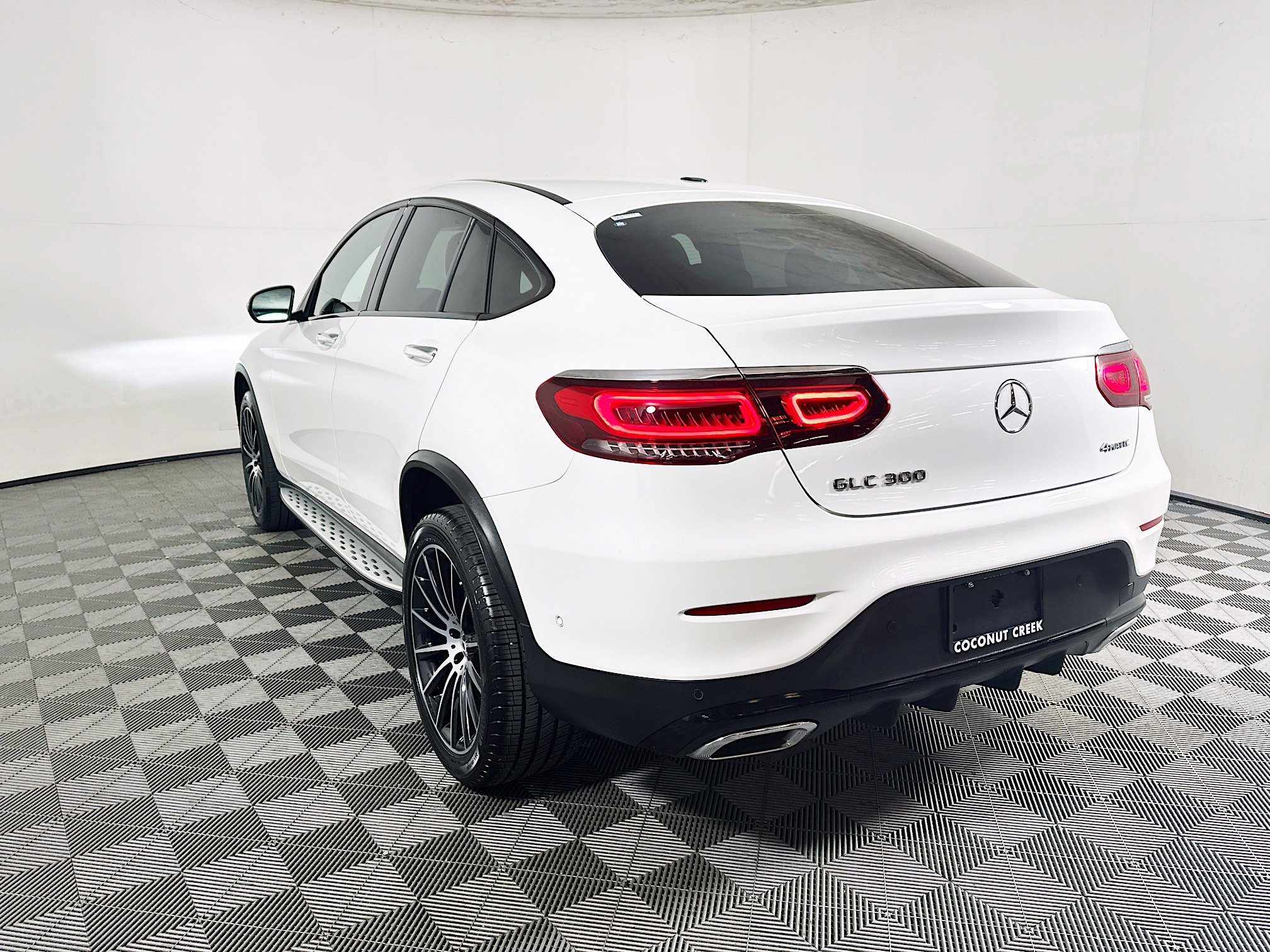 Used 2023 Mercedes-Benz GLC 300 4MATIC Coupe image 5