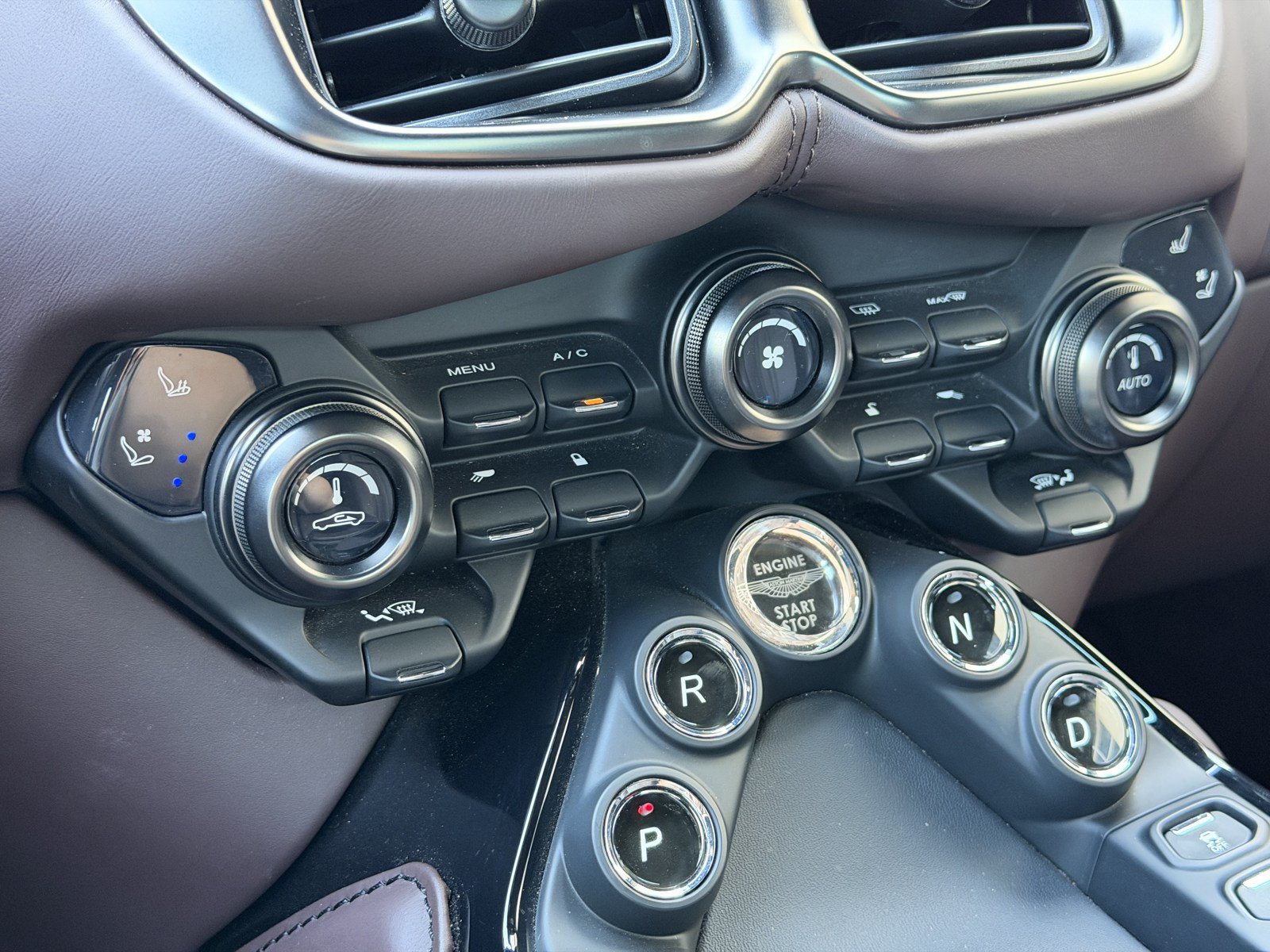 Used 2023 Aston Martin V8 Vantage Roadster RWD image 30