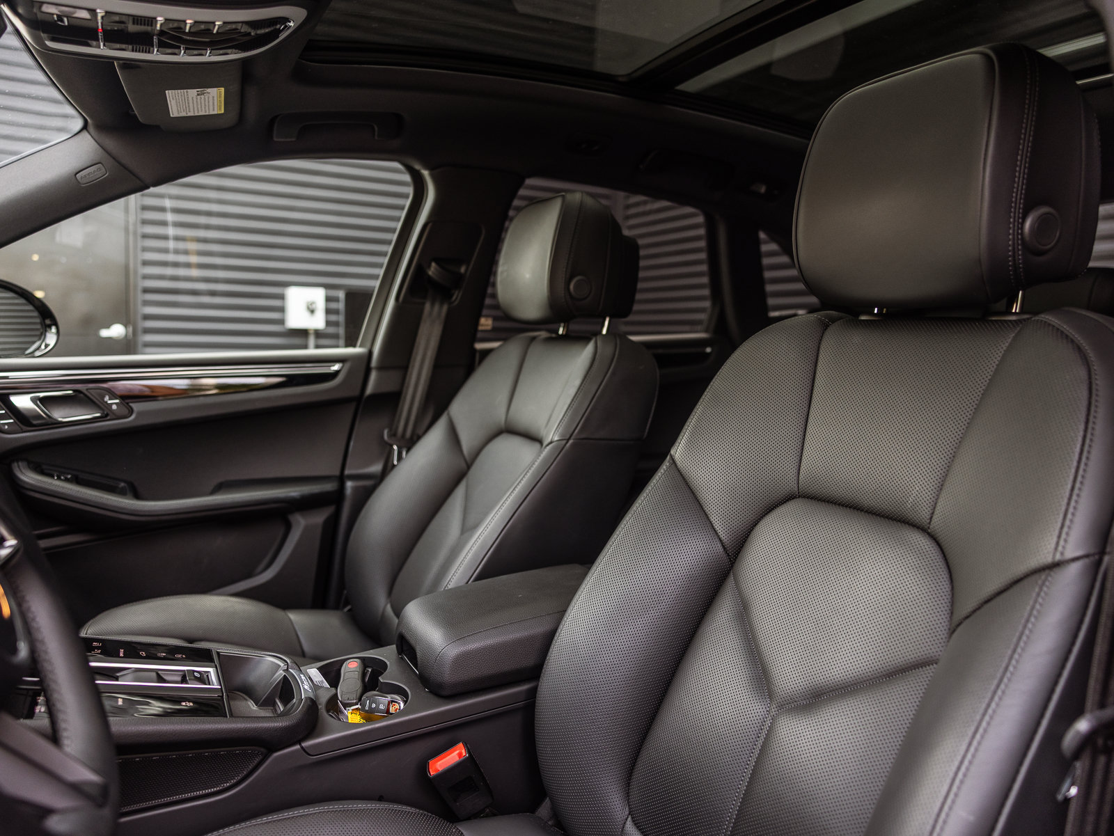 Certified 2026 Porsche Macan AWD/4WD image 5