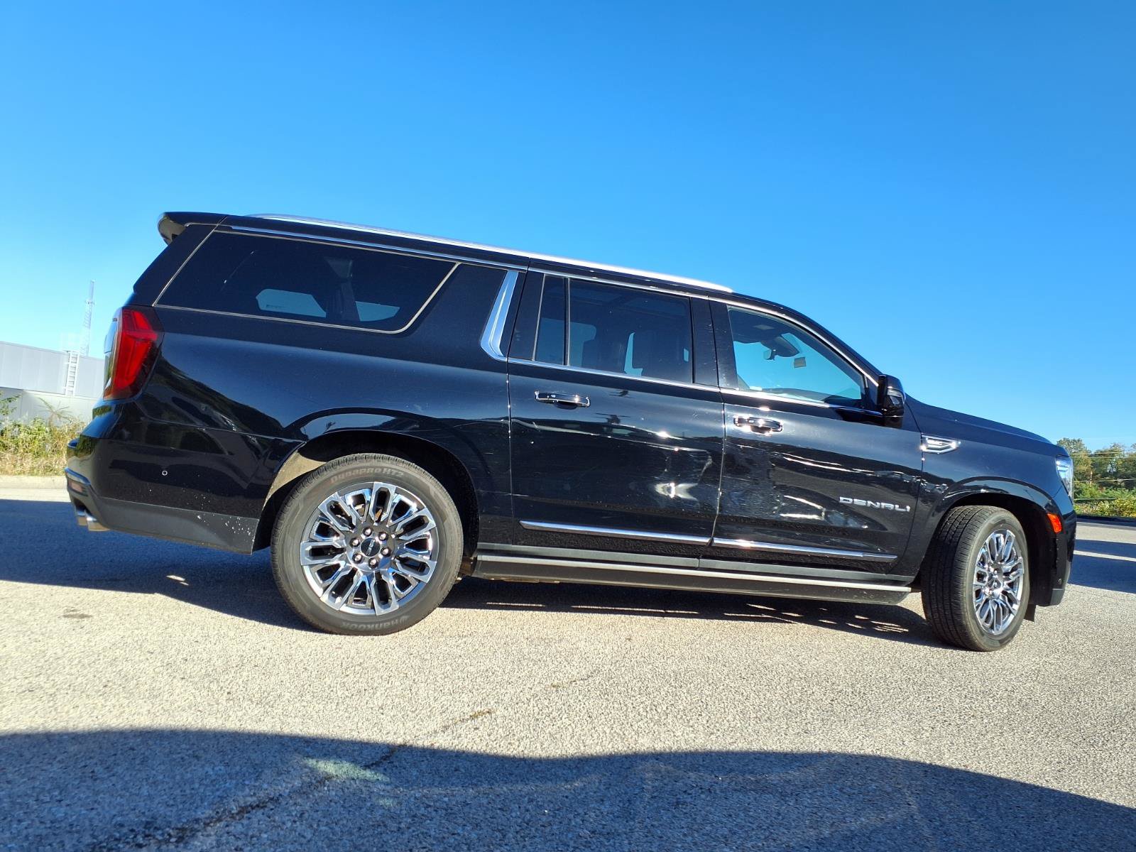 Used 2023 GMC Yukon XL Denali Ultimate AWD/4WD image 35