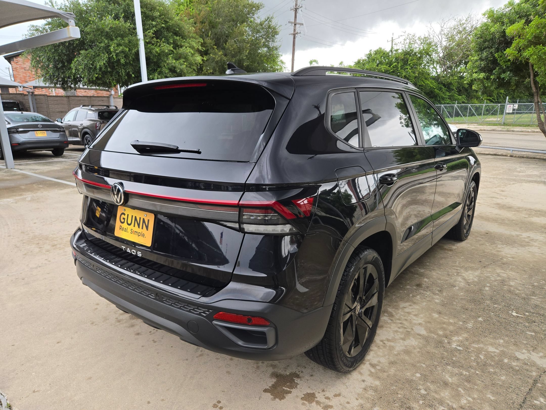 Used 2025 Volkswagen Taos SE FWD image 3