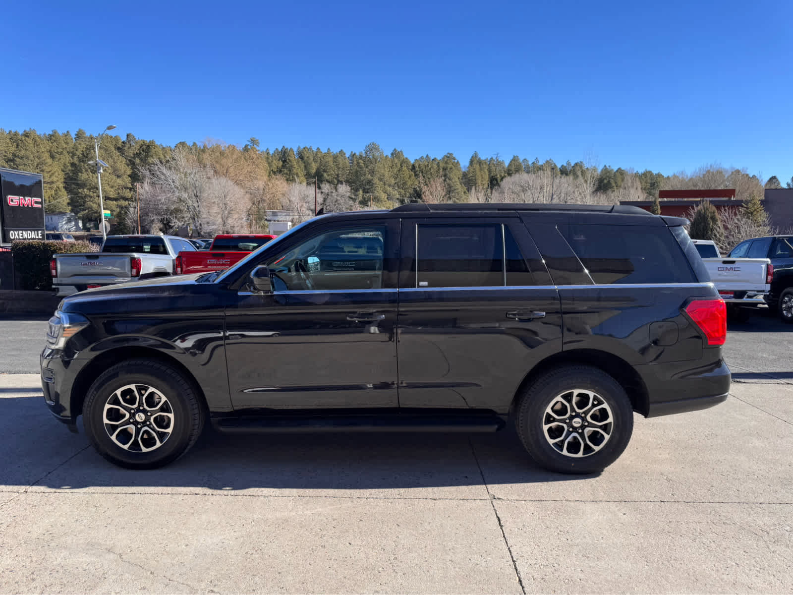 Used 2024 Ford Expedition XLT image 2