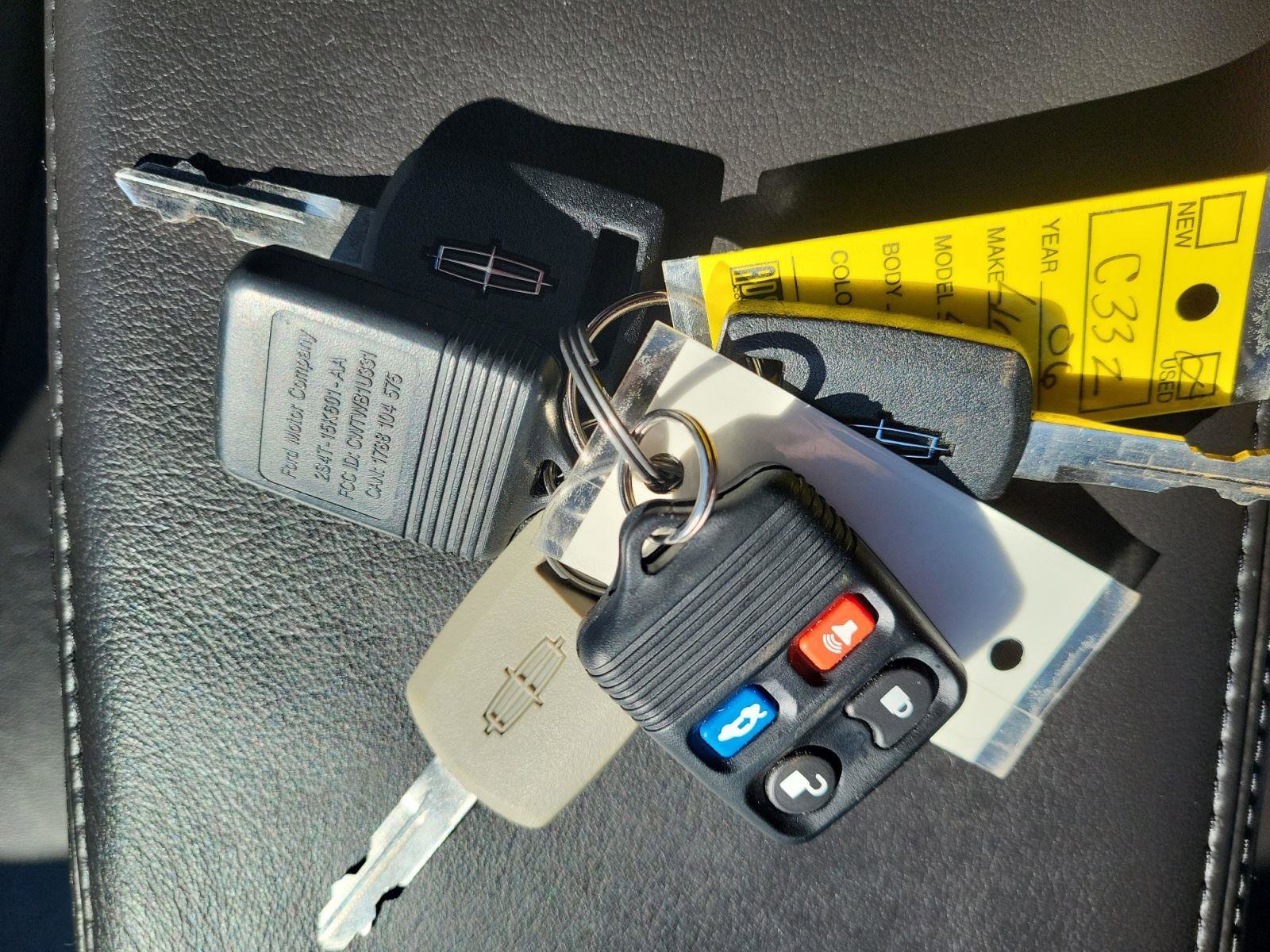 Used 2006 Lincoln Town Car Executive image 32