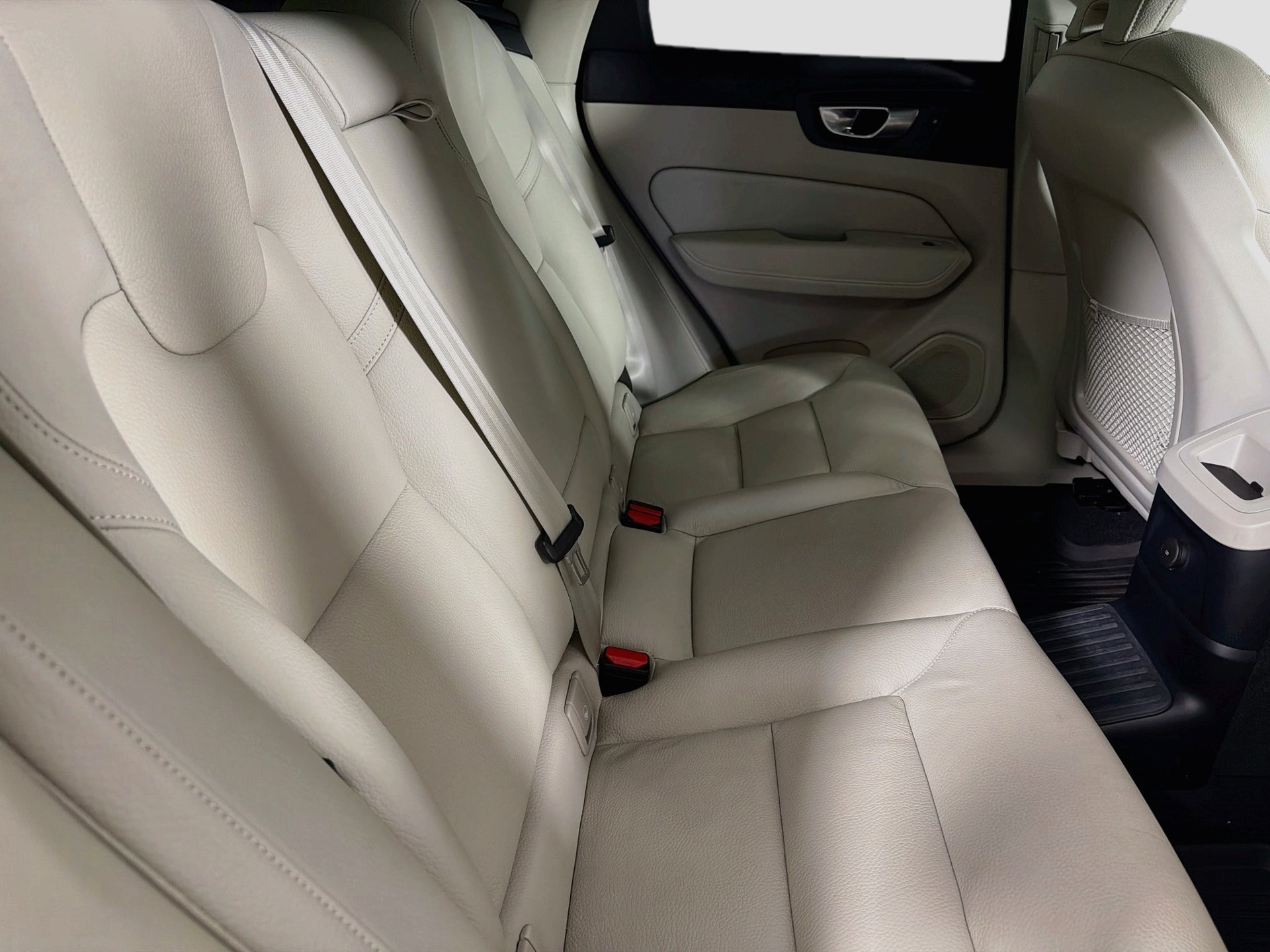Certified 2024 Volvo XC60 T8 Plus w/ Protection Package Premier AWD/4WD image 26