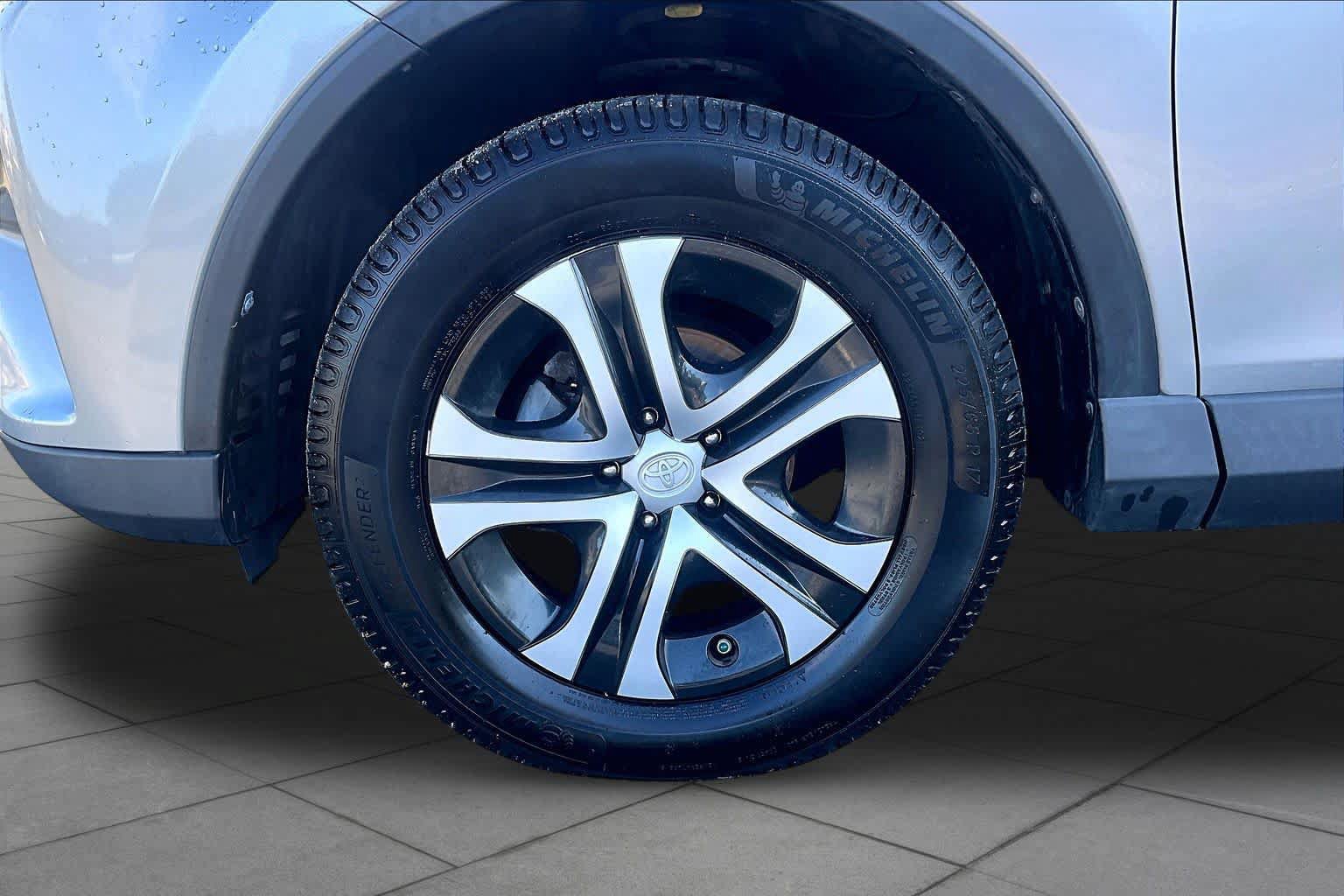 Used 2018 Toyota RAV4 LE FWD image 11