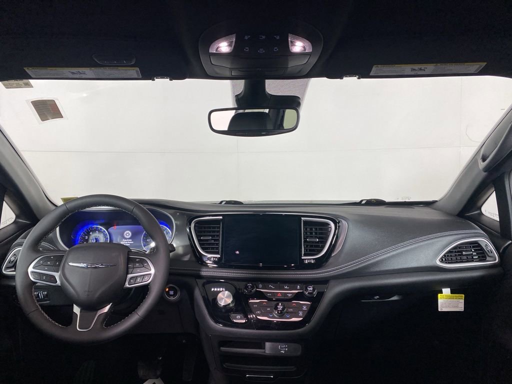Used 2026 Chrysler Pacifica Select image 17