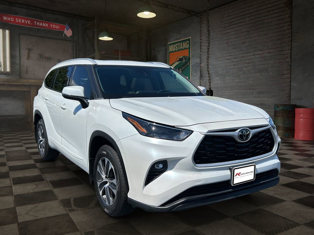 Used 2022 Toyota Highlander XLE AWD/4WD image 7