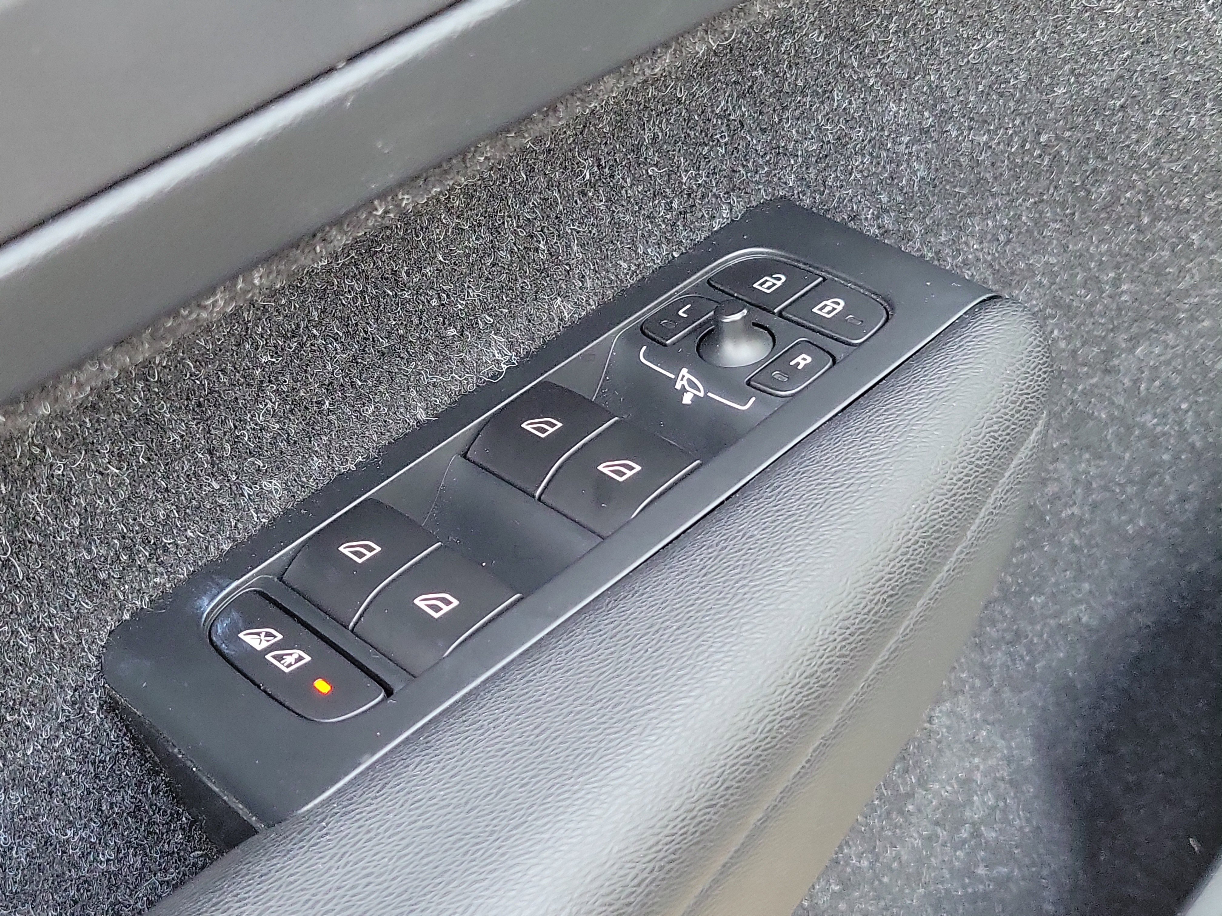 Used 2019 Volvo XC40 T5 R-Design image 28