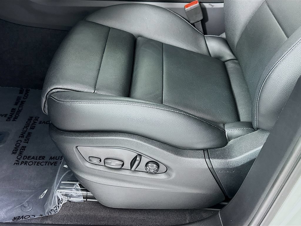 Certified 2025 Porsche Cayenne AWD/4WD image 22