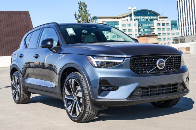 Used 2026 Volvo XC40 B5 Ultra w/ Climate Package AWD/4WD image 3