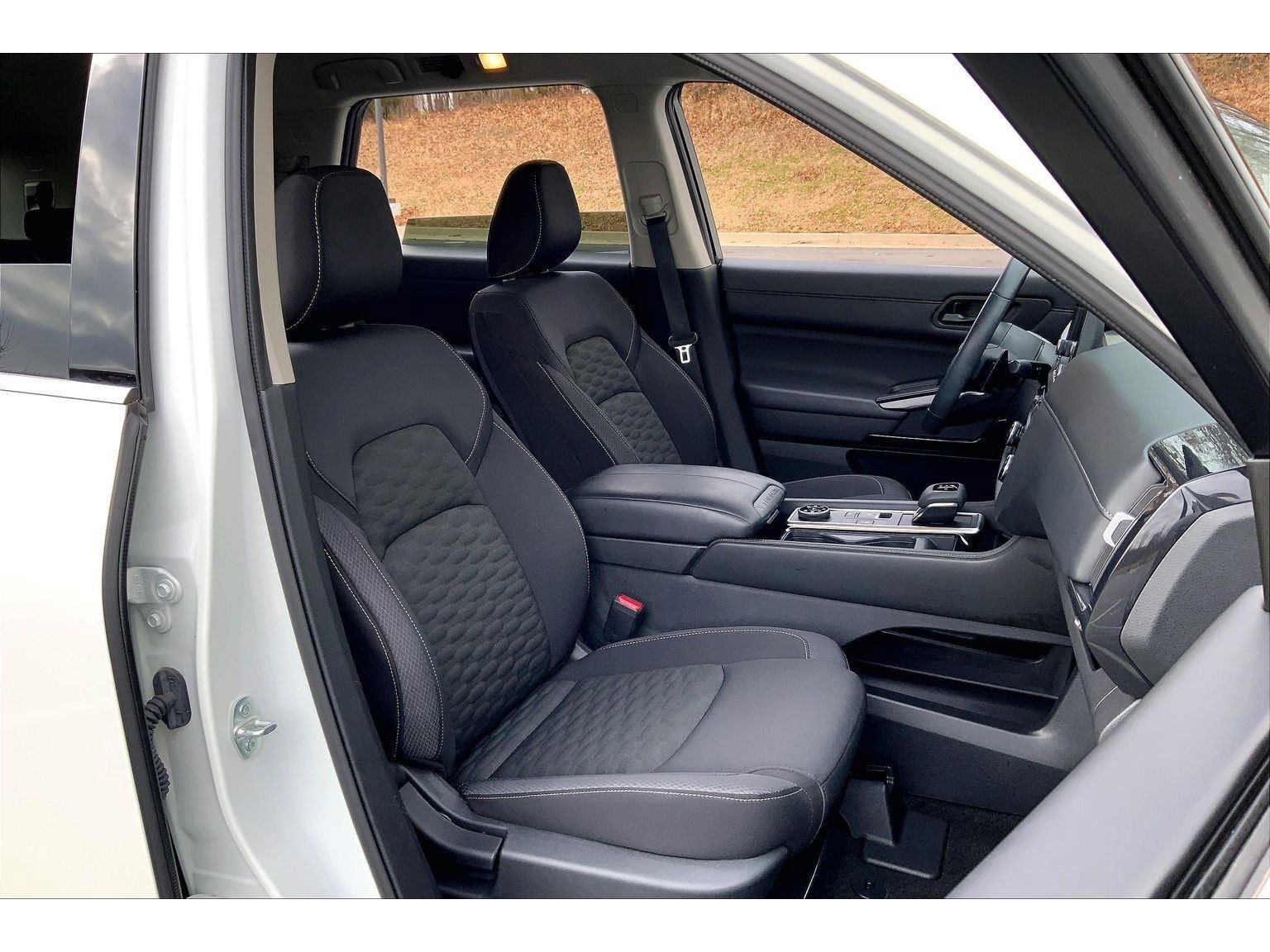 Used 2024 Nissan Pathfinder SV w/ Black Appearance Package image 6