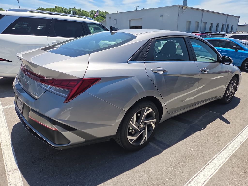 Used 2025 Hyundai Elantra Limited FWD image 5