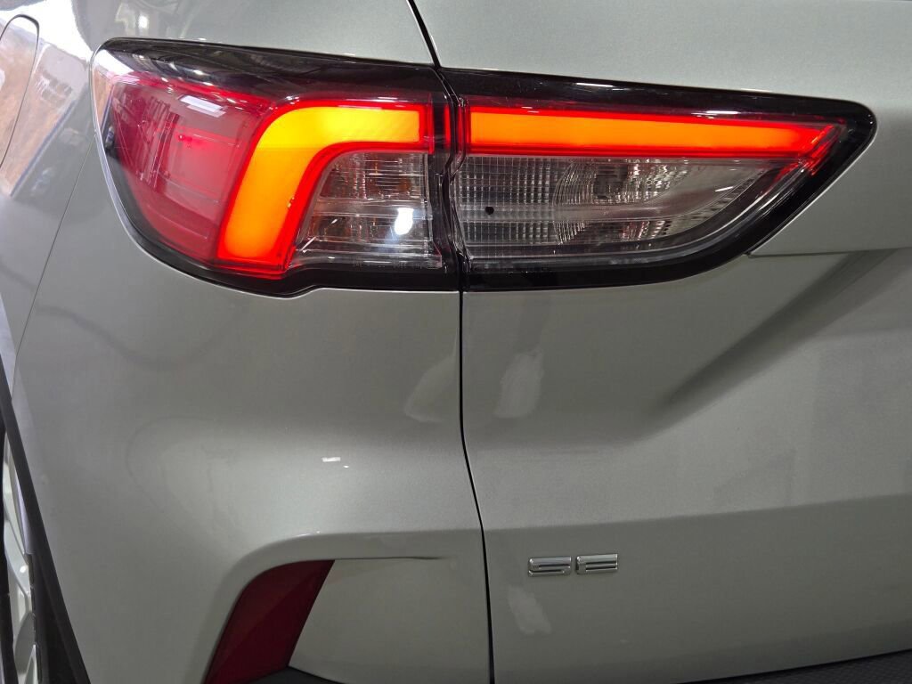 Used 2020 Ford Escape SE image 17