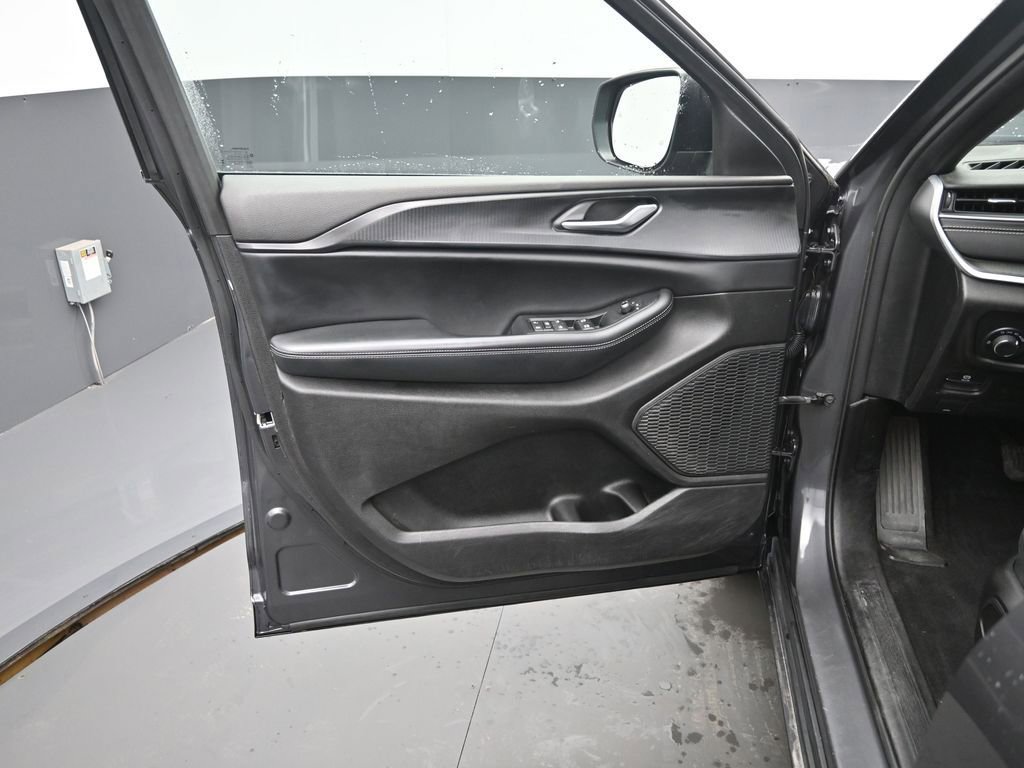 Used 2024 Jeep Grand Cherokee Laredo image 12