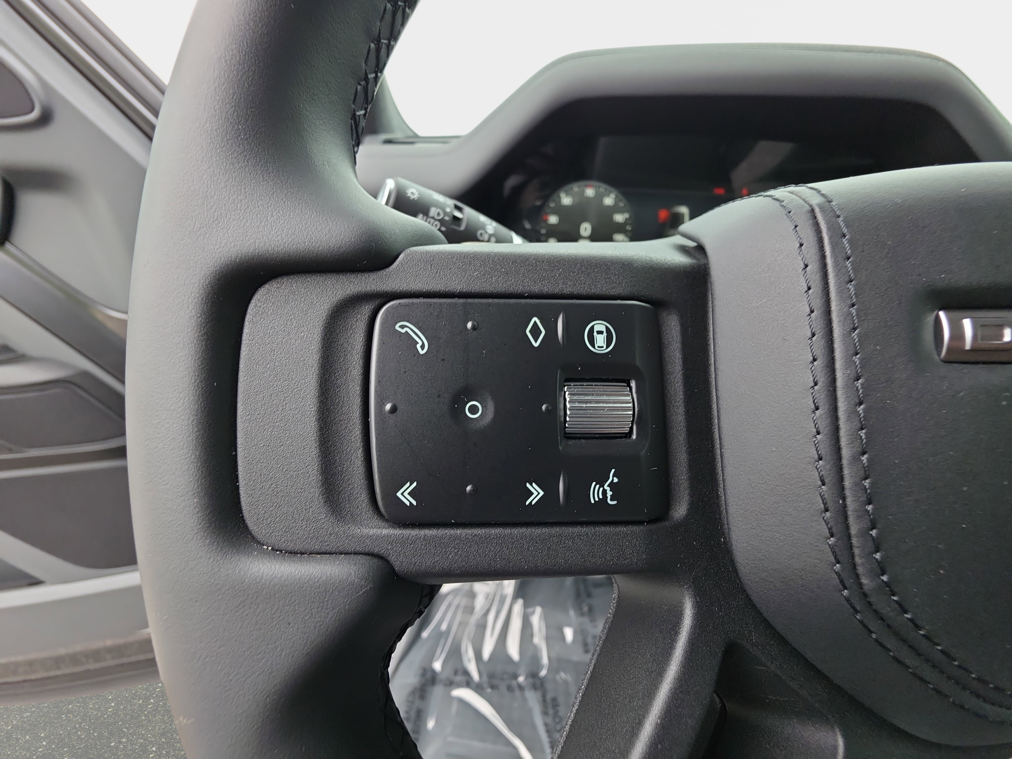 Used 2025 Land Rover Defender 130 V8 AWD/4WD image 18