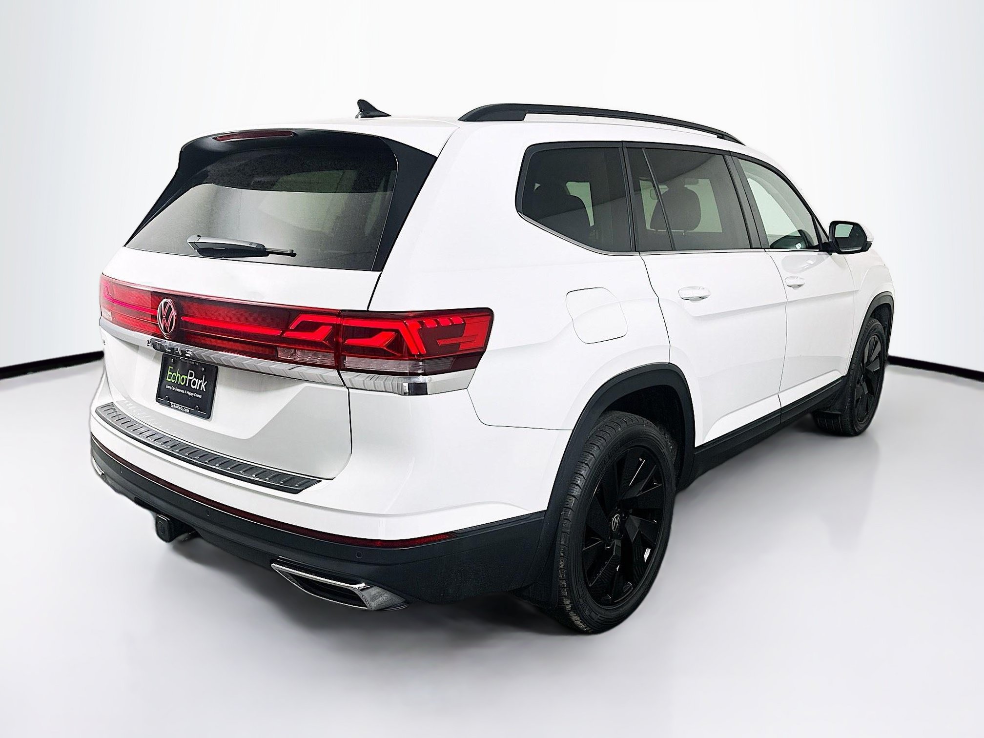 Used 2024 Volkswagen Atlas SE w/ Black Wheel Package FWD image 9