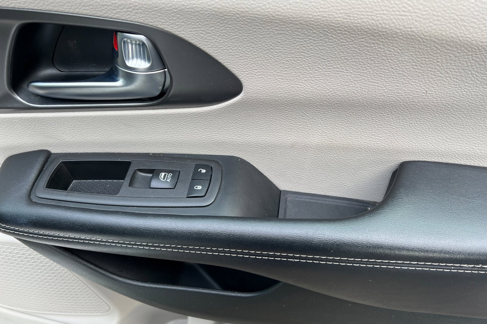 Used 2023 Chrysler Pacifica Touring-L image 23