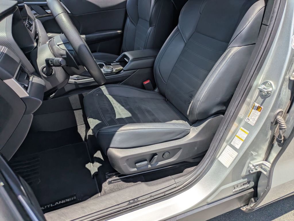 Used 2025 Mitsubishi Outlander SE AWD/4WD image 14