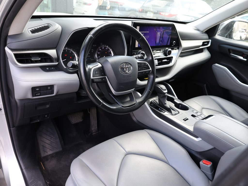 Used 2023 Toyota Highlander XLE FWD image 13