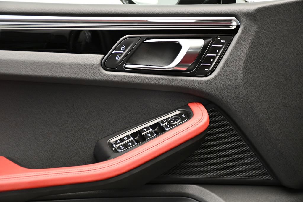 Used 2025 Porsche Macan Turbo image 31