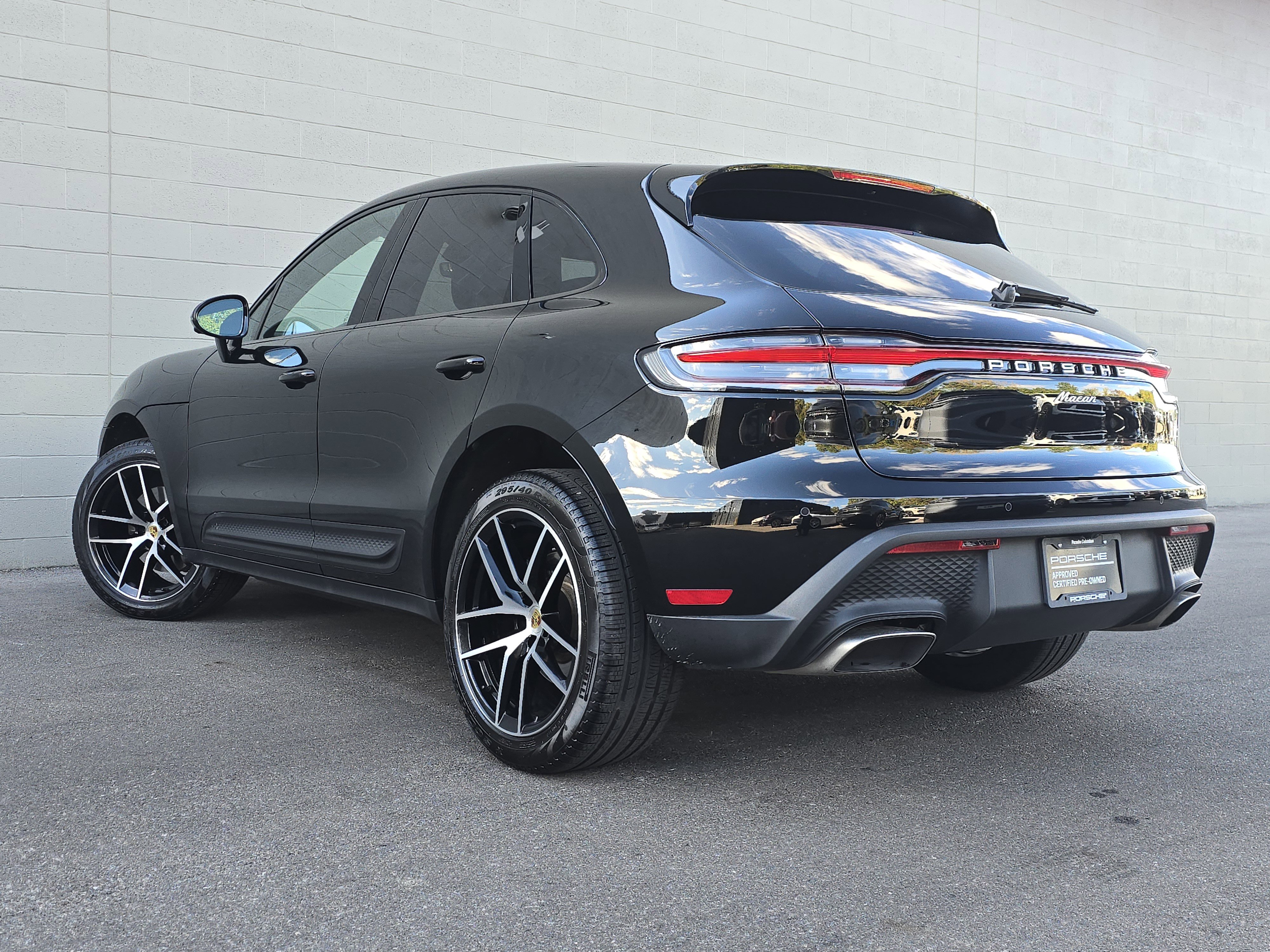 Certified 2025 Porsche Macan image 3