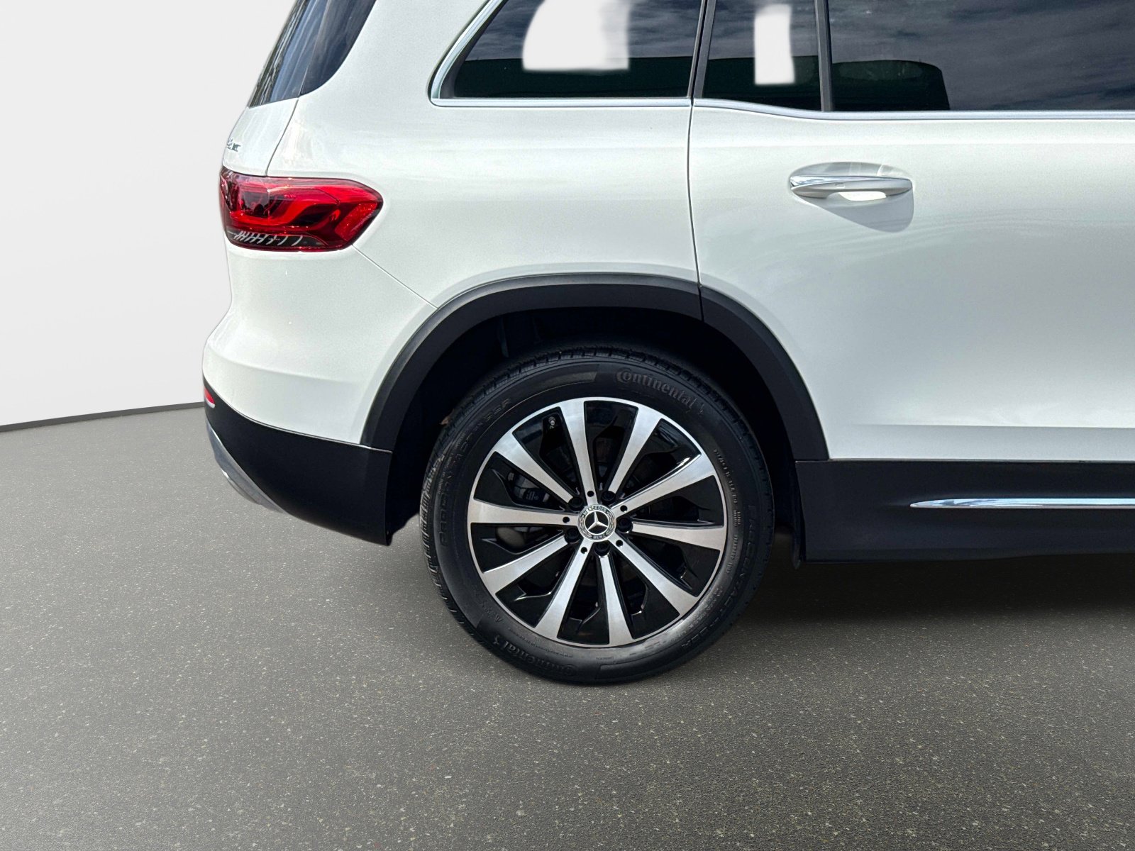 Used 2023 Mercedes-Benz GLB 250 4MATIC w/ Premium Package image 19