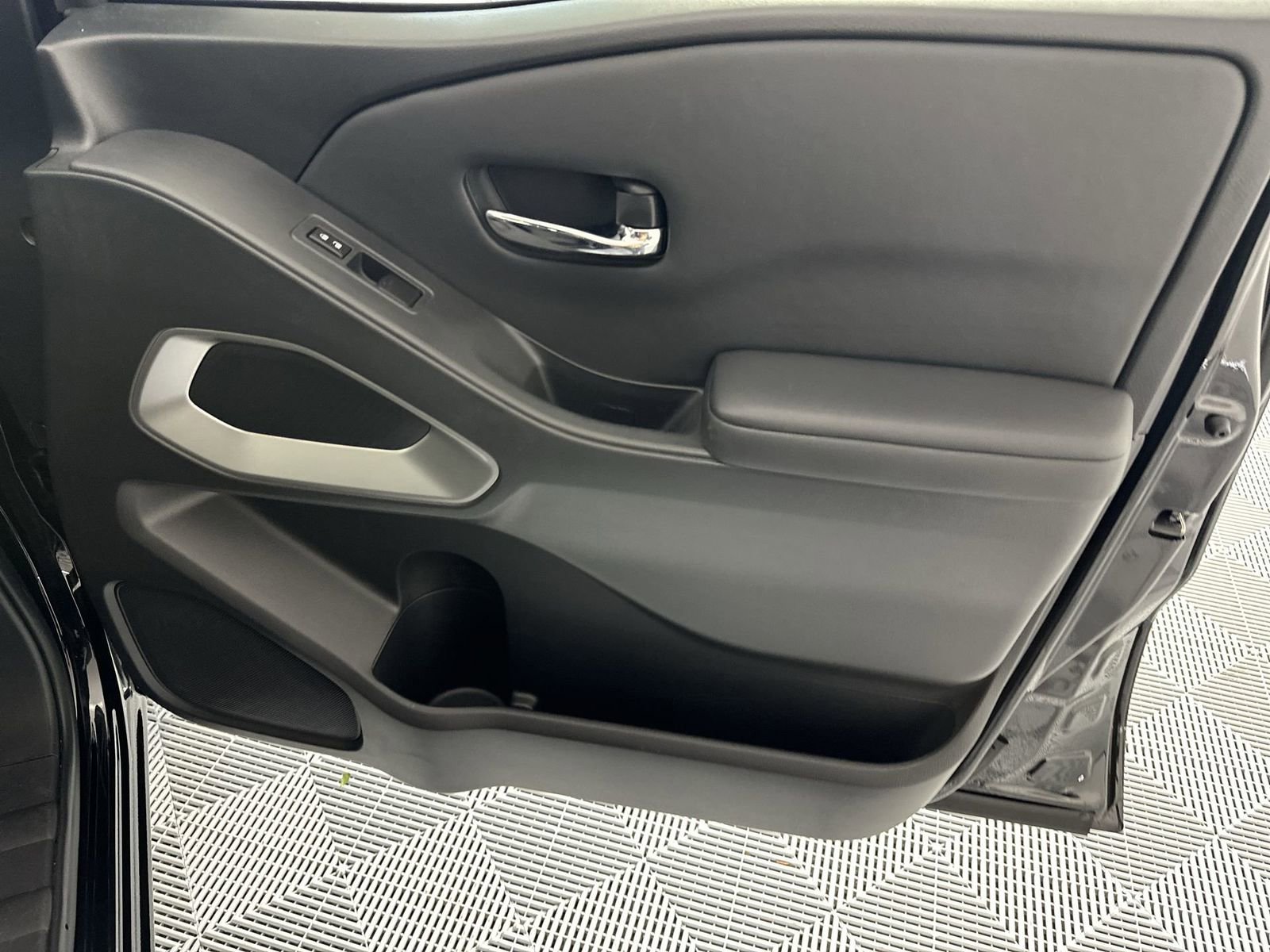 Used 2024 Nissan Frontier SV w/ Technology Package image 32