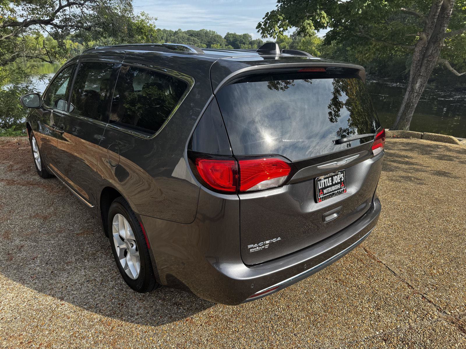 Used 2017 Chrysler Pacifica Touring-L Plus w/ Advanced Safetytec Group FWD image 9