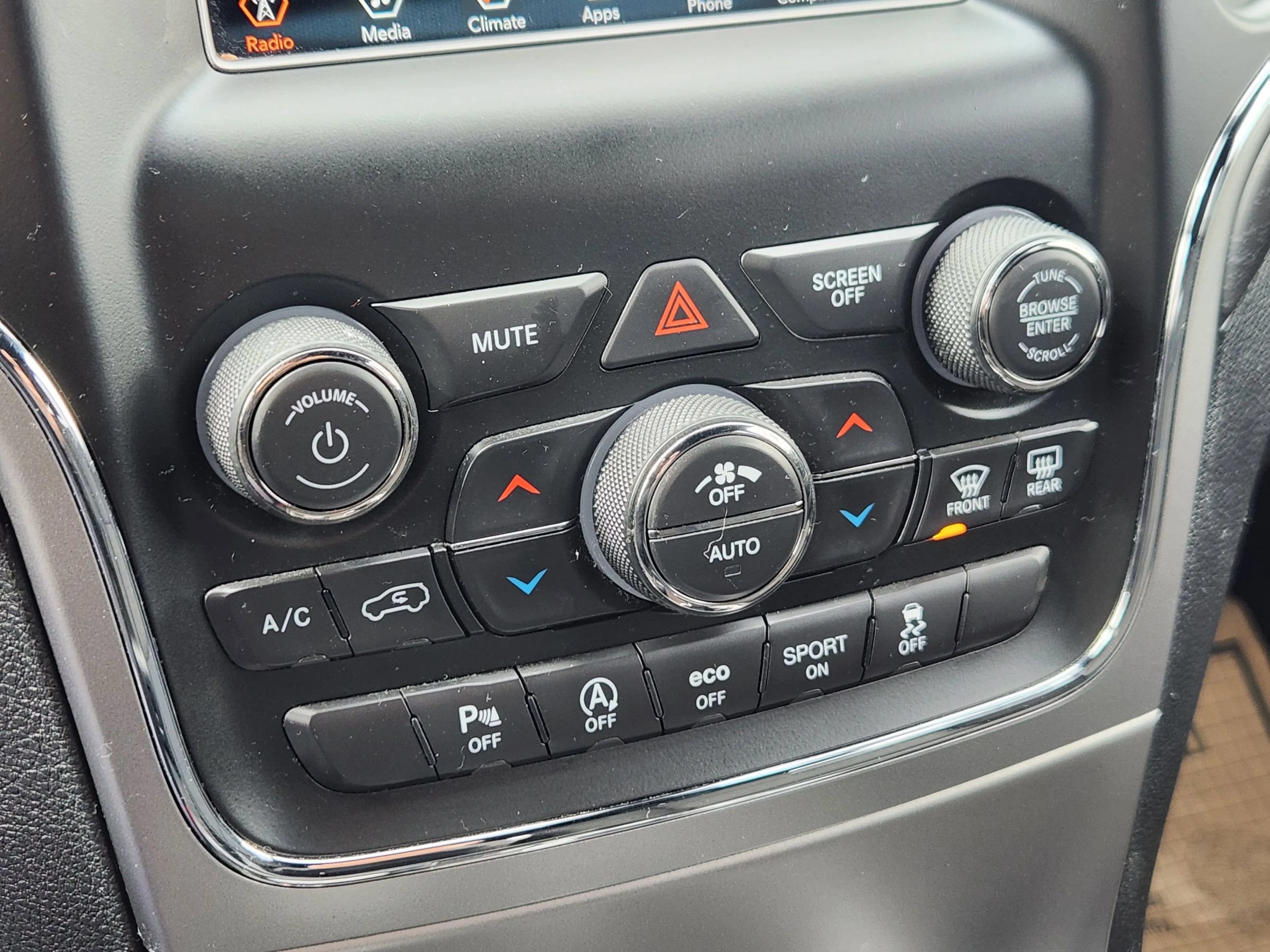Used 2018 Jeep Grand Cherokee Laredo AWD/4WD image 14