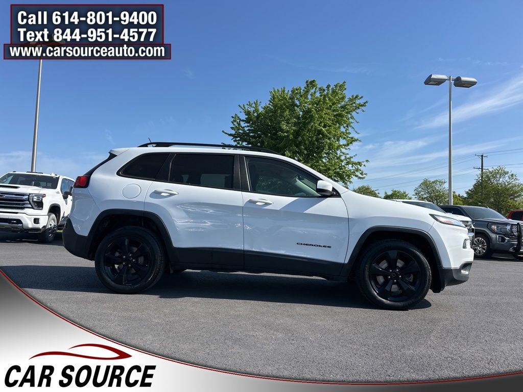 Used 2018 Jeep Cherokee Latitude w/ Altitude Package FWD image 4
