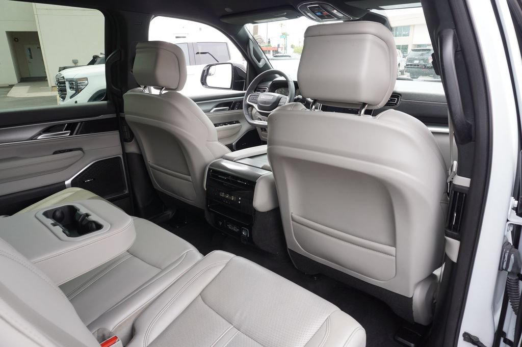 Used 2025 Jeep Wagoneer 2WD image 11