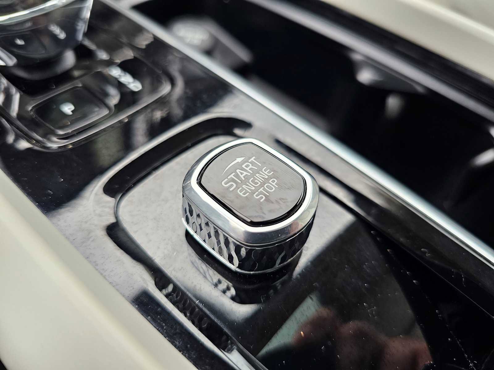 Certified 2023 Volvo XC60 B6 Ultimate w/ Protection Package Premier image 39