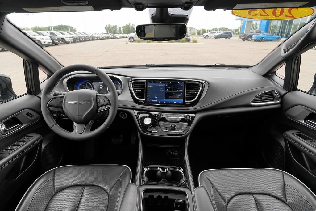 Used 2025 Chrysler Pacifica Limited FWD image 27
