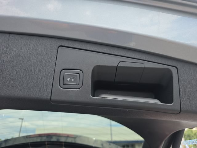 Used 2025 Cadillac XT4 Premium Luxury FWD image 32