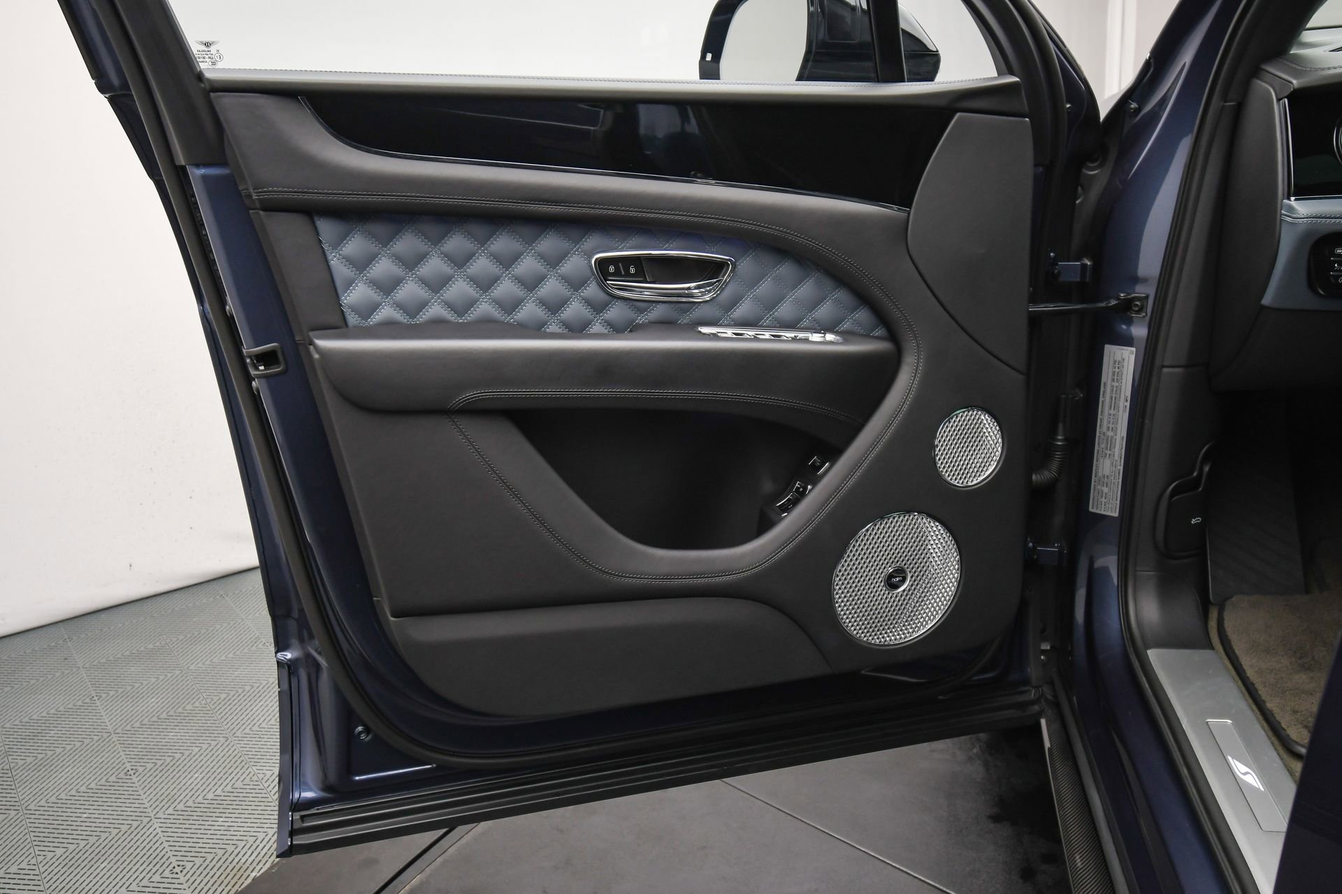 Used 2022 Bentley Bentayga S image 44