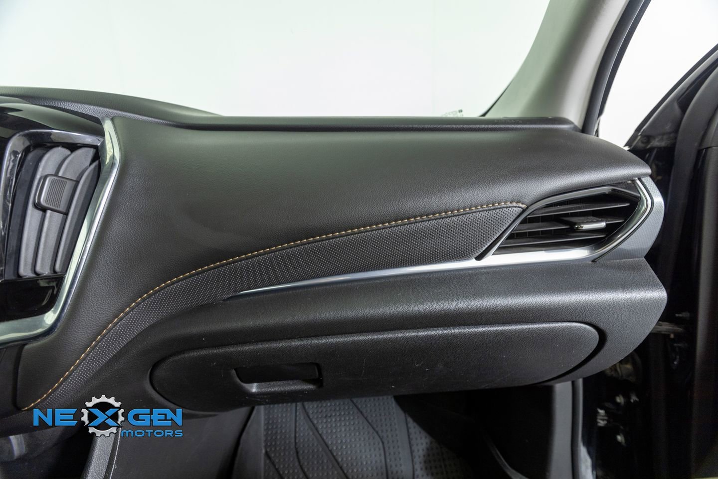 Used 2020 Chevrolet Traverse Premier w/ Redline Edition image 40