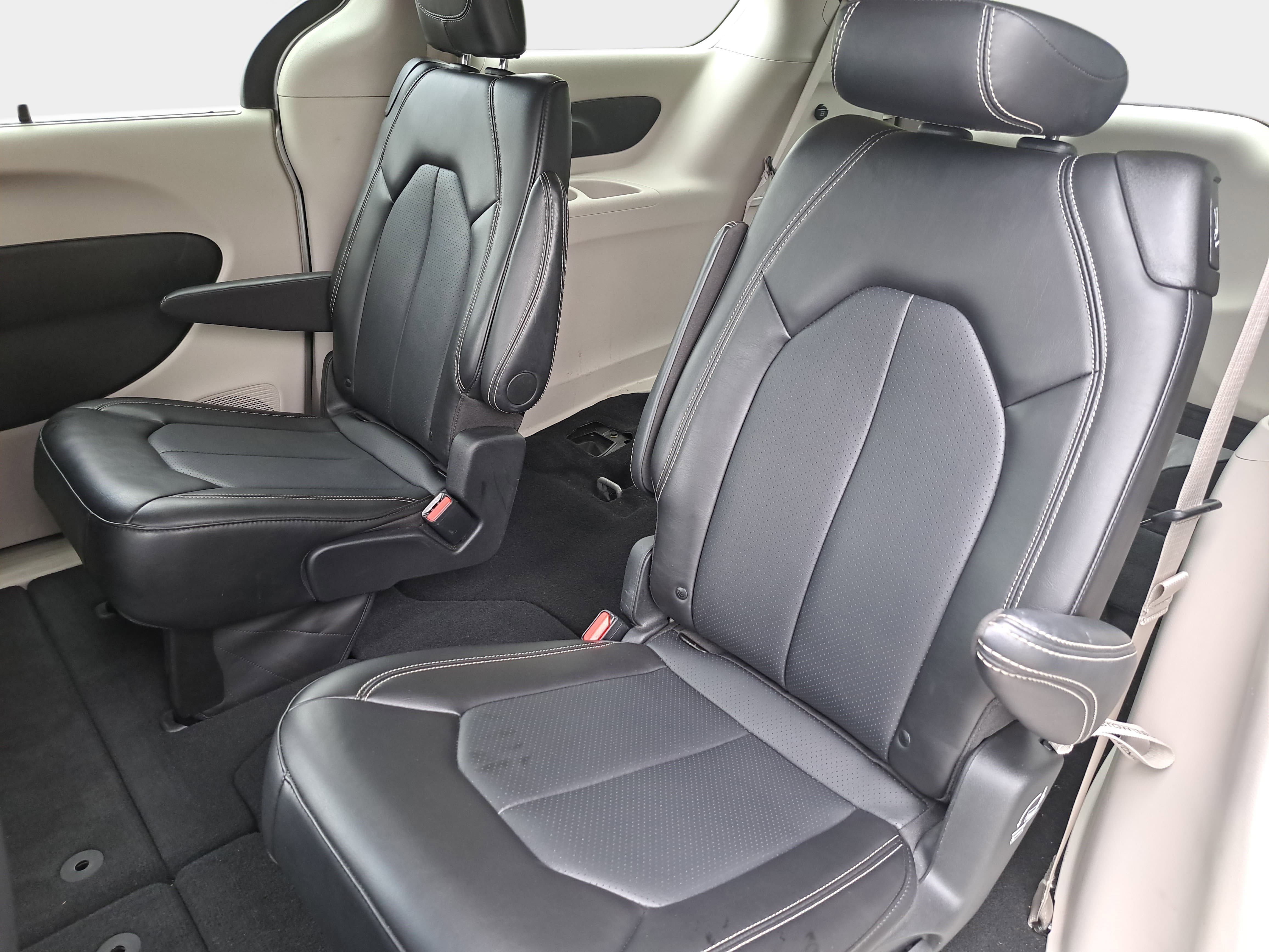 Used 2024 Chrysler Pacifica Touring-L FWD image 16