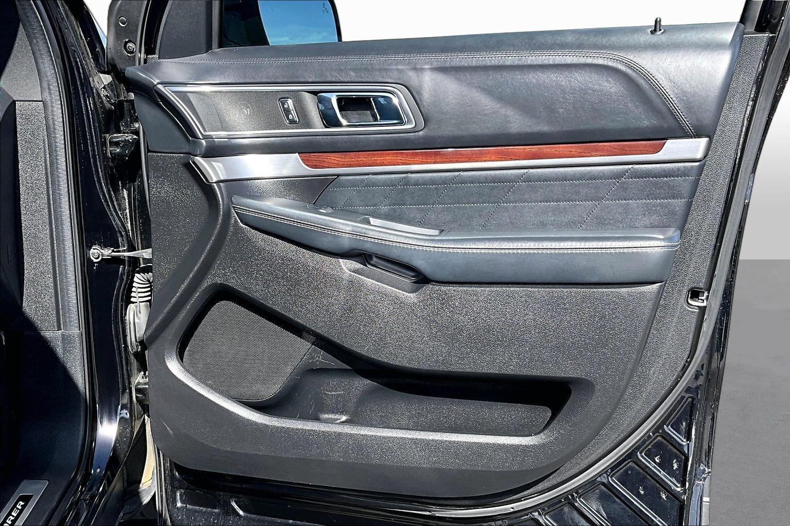 Used 2017 Ford Explorer Platinum AWD/4WD image 17