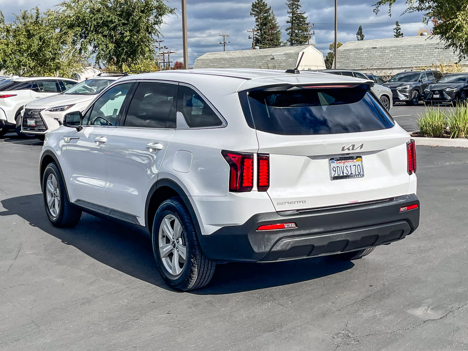 Used 2023 Kia Sorento LX image 2
