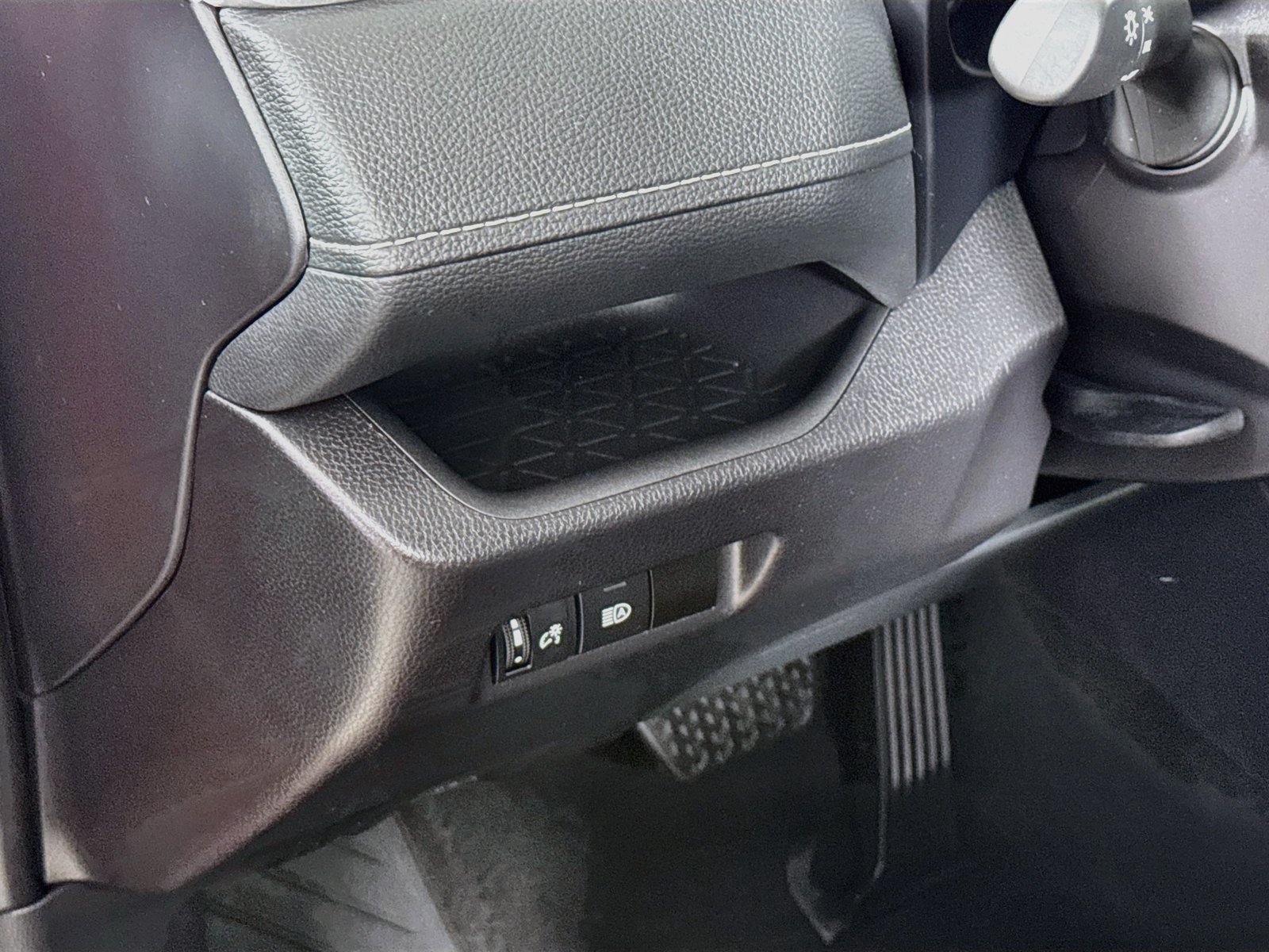Certified 2025 Toyota RAV4 LE AWD/4WD image 10