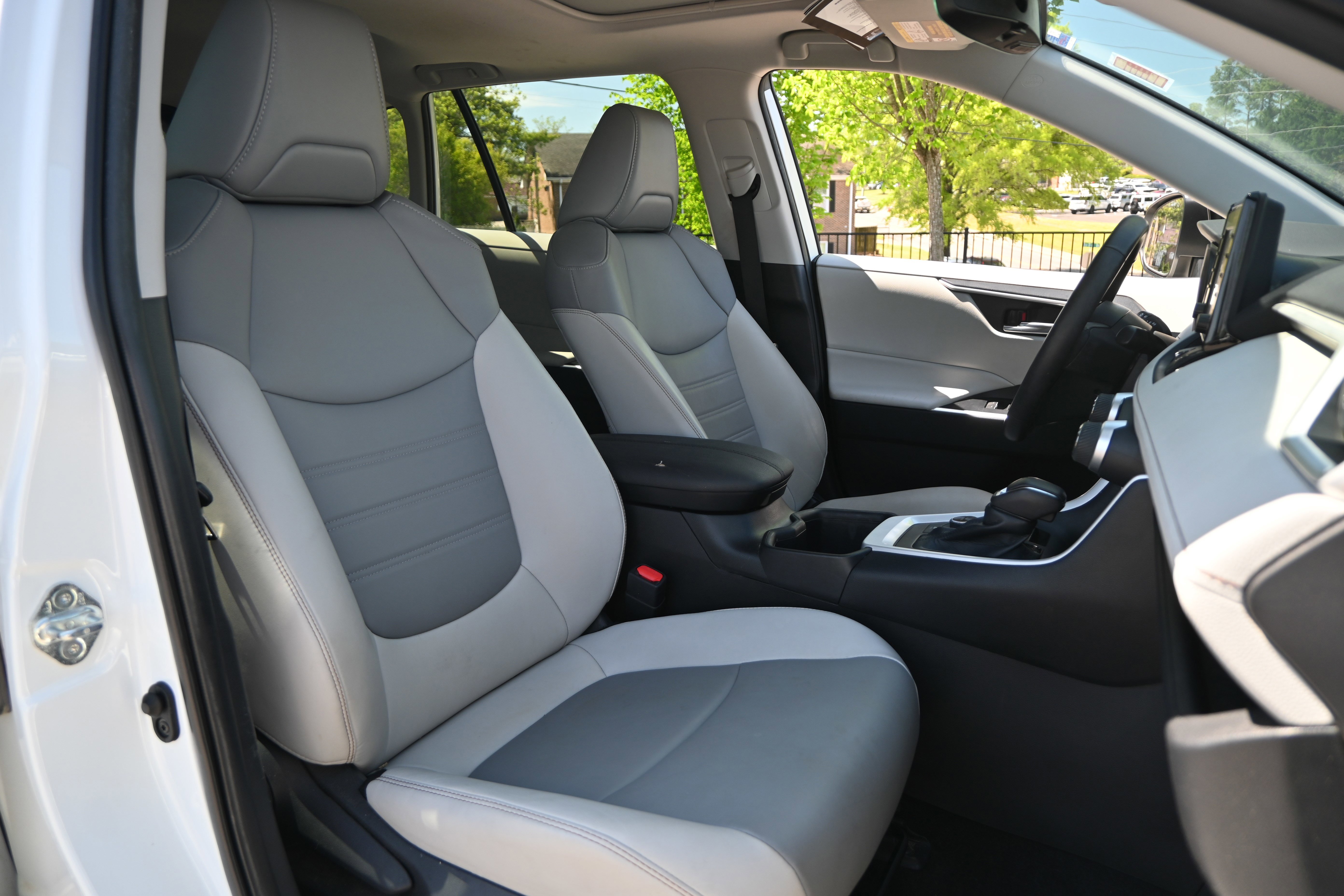 Used 2022 Toyota RAV4 XLE Premium image 18