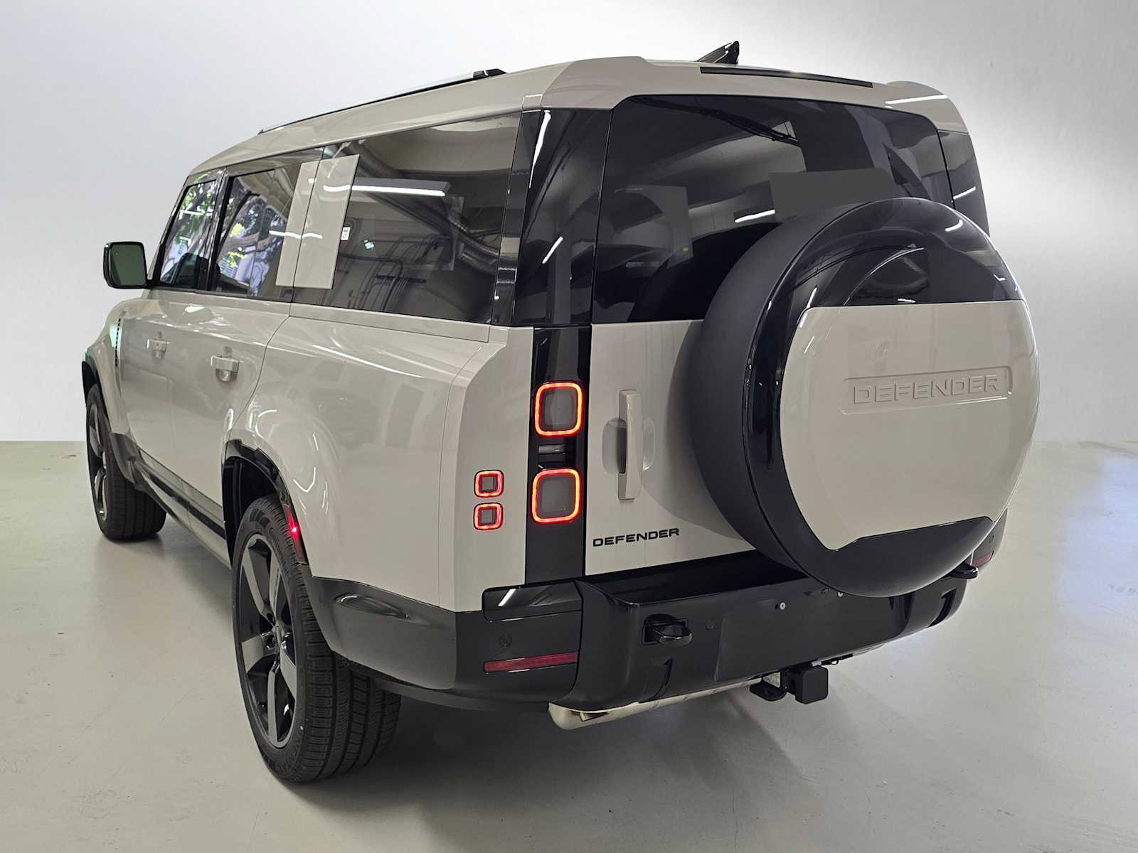 New 2026 Land Rover Defender 130 X-Dynamic SE image 3