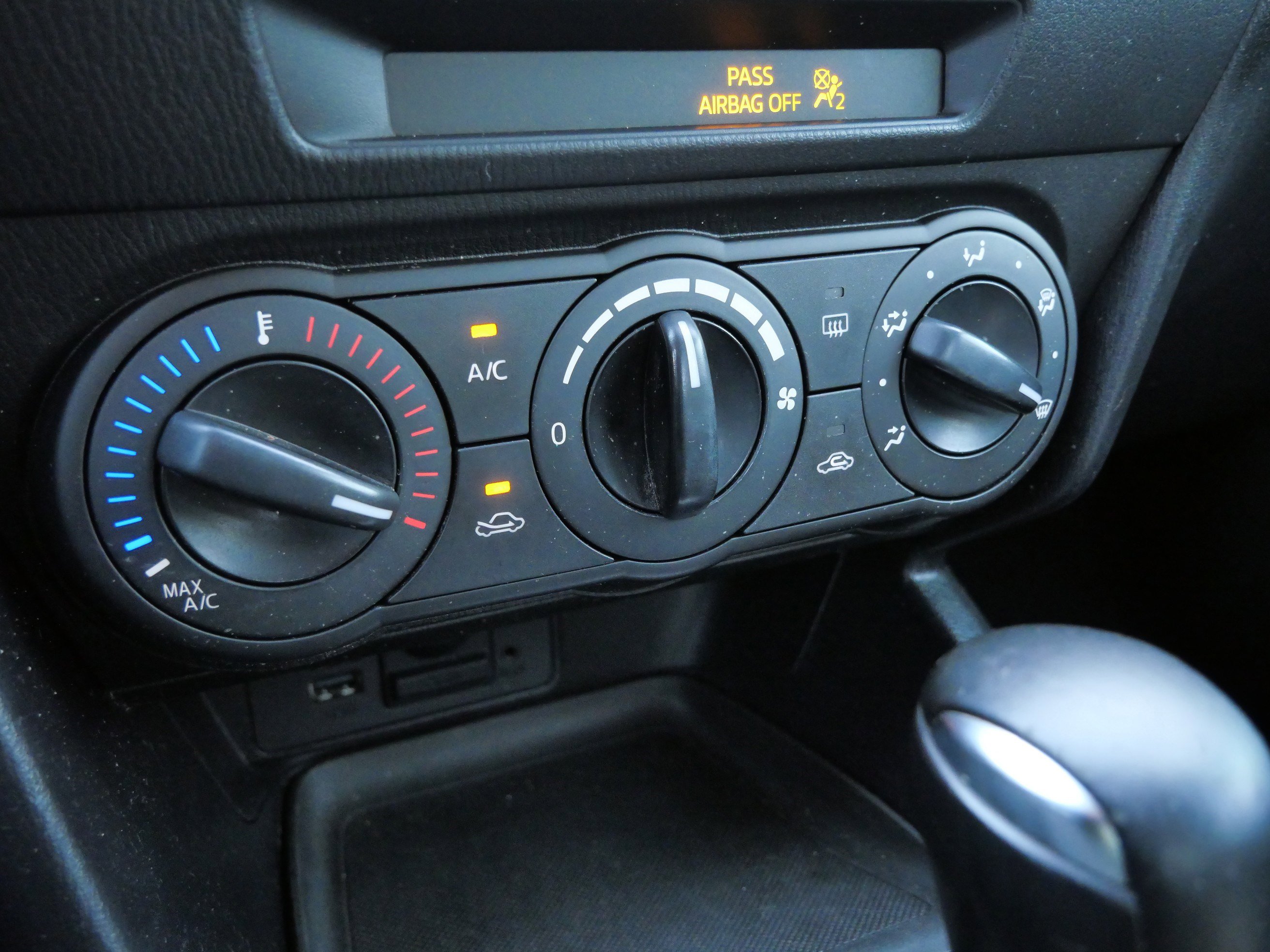 Used 2015 MAZDA MAZDA3 i Sport image 29